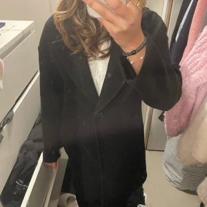 Svart kappa - Säljer denna superfina kappa då den inte kommer till användning. Använd några gånger förra vintern men det finns inga defekter. Köparen står för frakten💕