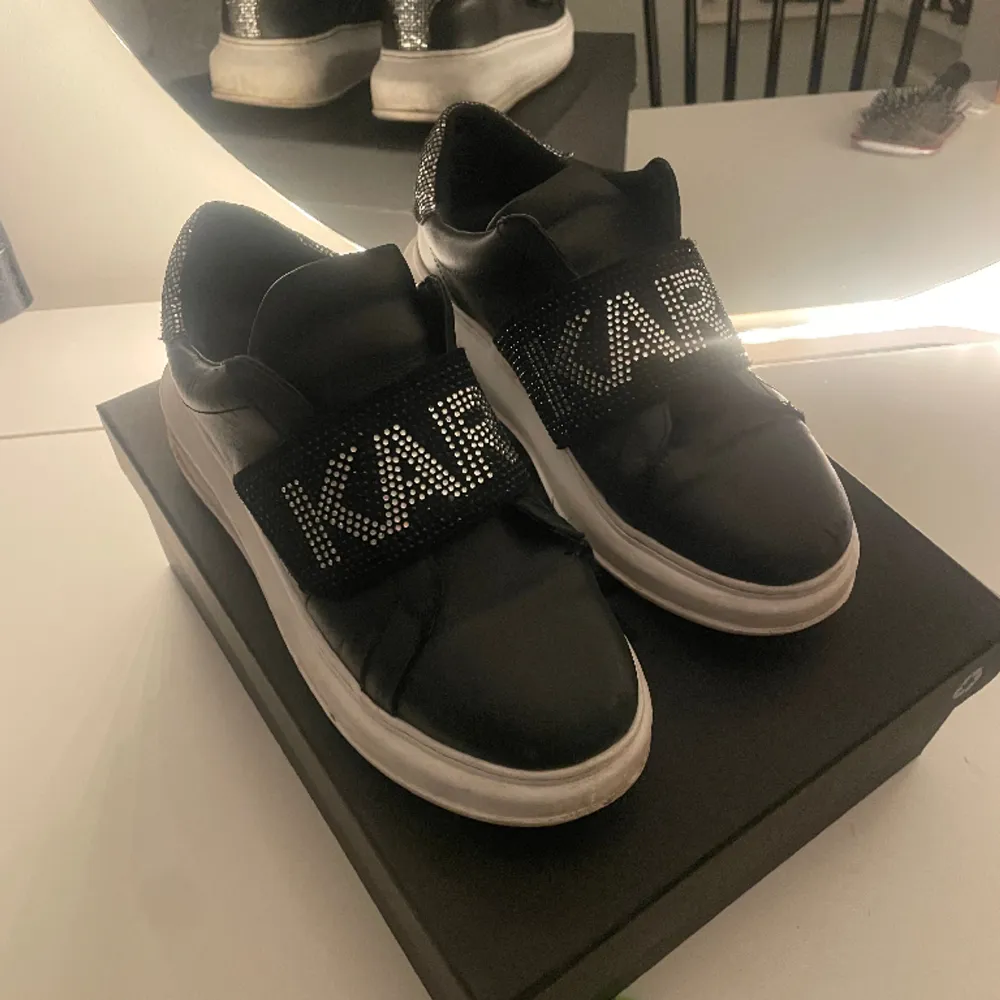 Såå coola Karl Lagerfeld skor, de är lite slitna fram och lite smutsiga på sulorna men annars i bra skick, nypris är runt 2000kr ❤️. Skor.