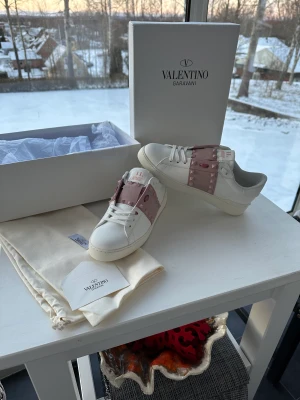 Valentinos rockstud  - Hej, rensar garderoben lite, storleken är 39 💕. Köpta för cirka 7000kr, väldigt fina och i utmärkt skick.  Pris går att diskutera Kom pm om ni har några funderingar🫶 Med vänliga hälsningar Alva