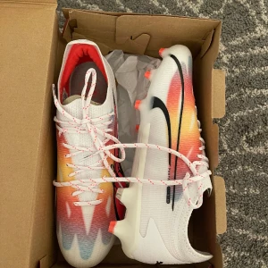 Puma ultra ultimate fotbollsskor  - Helt nya fotbollsskor, aldrig använda på grund av att de inte passade mig. Signerade med fridolina rolfö men man kan säkert tvätta bort de på nåt sätt om man inte vill ha det. De kostar egentligen 2500 men säljer de för 1500.