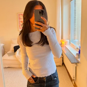 Långärmad tröja - Jättefin ljusblå långärmad ribbad topp med båtringning🦋Knappt använd🤍 