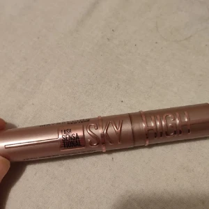 Säljer mascara  - Säljer den här mascaran fast vattenfast använd en gång mkt kvar 