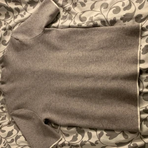 Stickad T-shirt  - Fin stickad T-shirt från zara i fint skick💞