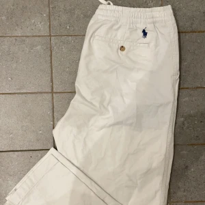Vita Ralph lauren chinos - Tjena! Nu säljer jag mina vita Ralph Lauren chinos i storlek M, de har blivit använda 1 gång men säljs pågrund av att de var fel storlek, kom gärna med bud!💪🏽