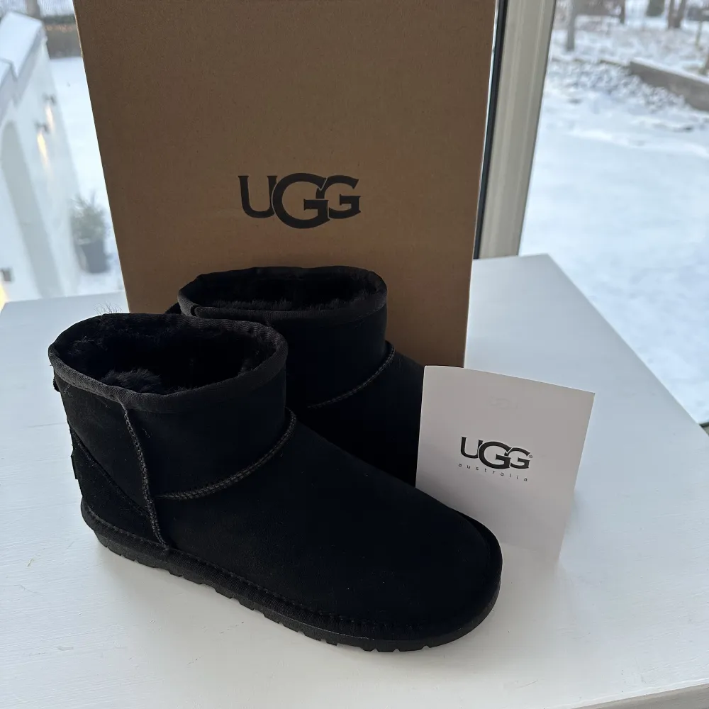 Säljer ett par nya svarta ugg’s som var lite för stora. Köptes av min mamma och skorna fick jag i julklapp🫶💕 köpta för 2300kr. Skor.