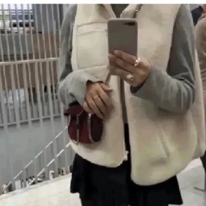 Teddyväst - Superfin Teddyväst från Lindex i storlek S som inte längre kommer till användning. Bra skick men den är använd