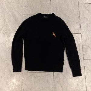 Axel arigato tröja - Säljer en fräsch axel arigato tröja i storlek S. Den är relativt oanvänd och är i toppenskick