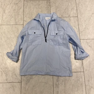 Tunn overshirt - Säljer en tunn overshirt som är perfekt till sommaren. Färgen passar med det mesta och den är i storlek M.