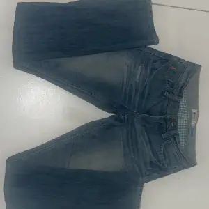 Säljer dessa lågmidjade jeans från Roxy då de har blivit för små för mig. De är raka i passformen och har små slitningar på benen. De är nästan aldrig använda och pris är diskuterbart! Tryck inte på köp nu!