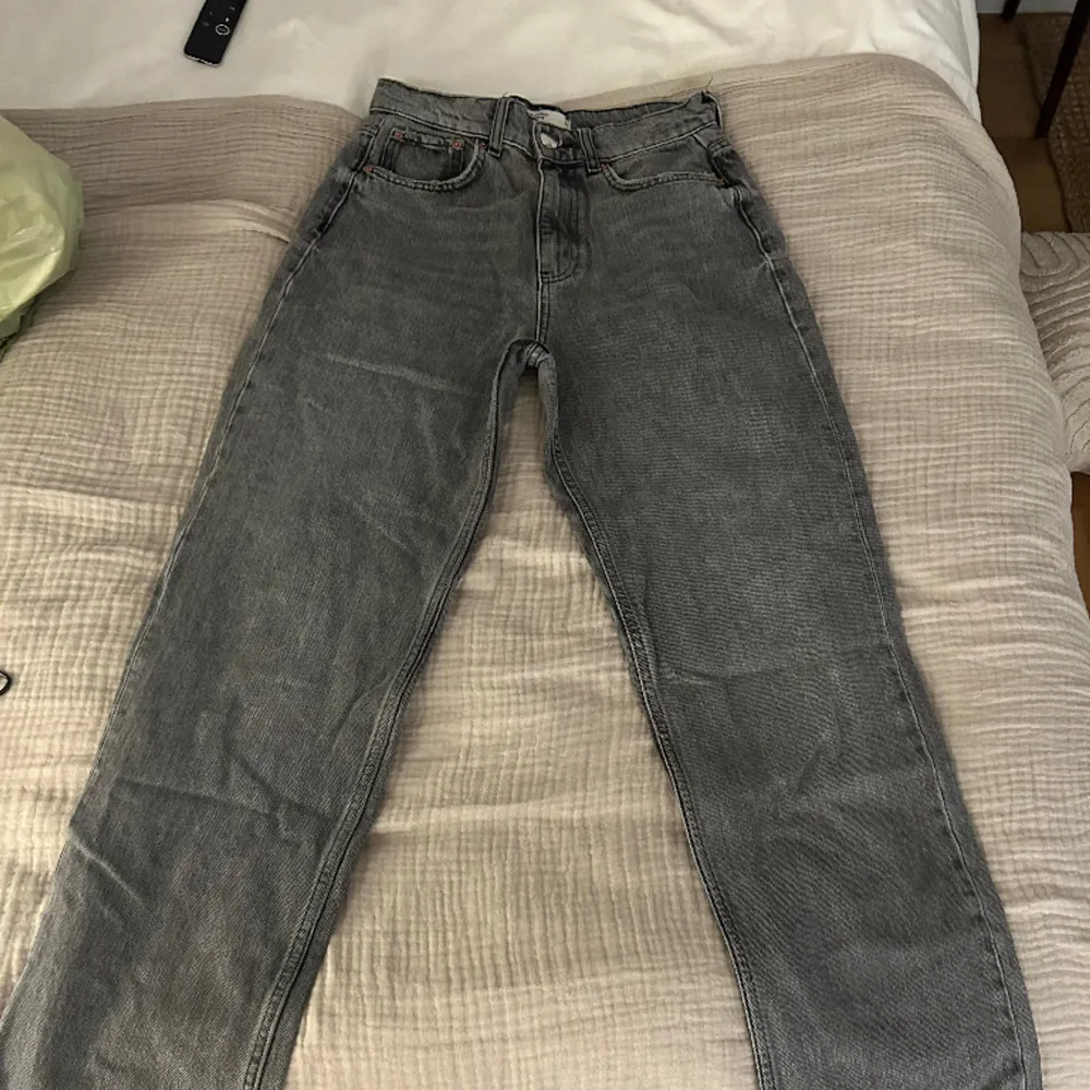 Gråa straight jeans från Gina Tricot som aldrig är använda, köpte en för liten storlek. Lång och rak modell som passar mig (173cm). Jeans & Byxor.