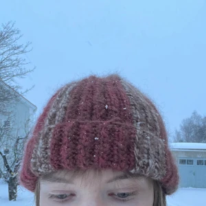 Virkad mössa - Supermysig mössa i röd och brun. Passar 55-57 cm huvud. 