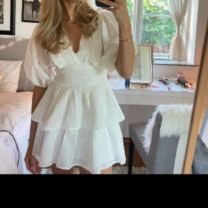 Studentklänning oanvänd  - Säljer en jätte fin volang studentklänning som är helt oanvänd, jag köpte två storlekar och säljer stl S. ❤️