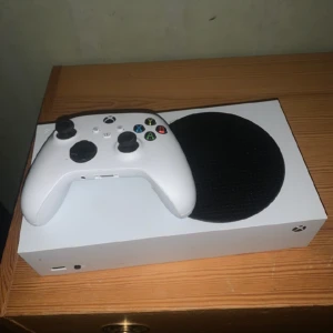 Xbox series s - Säljer mitt xbox för spelar inget längre, allt funkar som de ska och kontrollen är de inga fel på