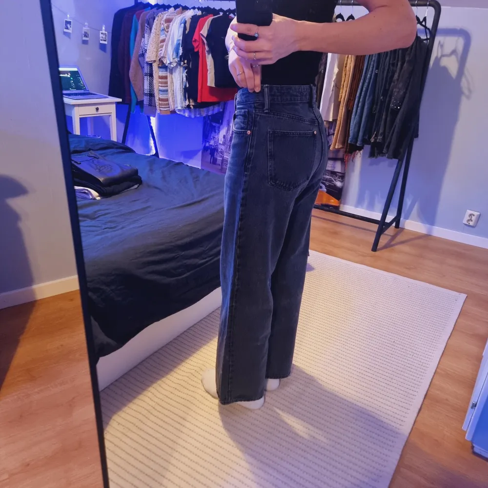 Loose bootcut jeans i storlek 29/32 från H&M. Jeans & Byxor.