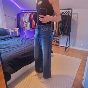 Jeans  - Loose bootcut jeans från H&M i storlek 29/32