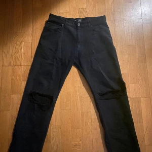 Balenciaga destroyed loose fit buckle pants  - Riktigt feta balenciaga jeans köpta på grailed, storlek M och går att skjustera med belt tabs i midjan, sitter baggy och perfekt över ett par boots💯 Såklart äkta  Skriv om du har frågor :)