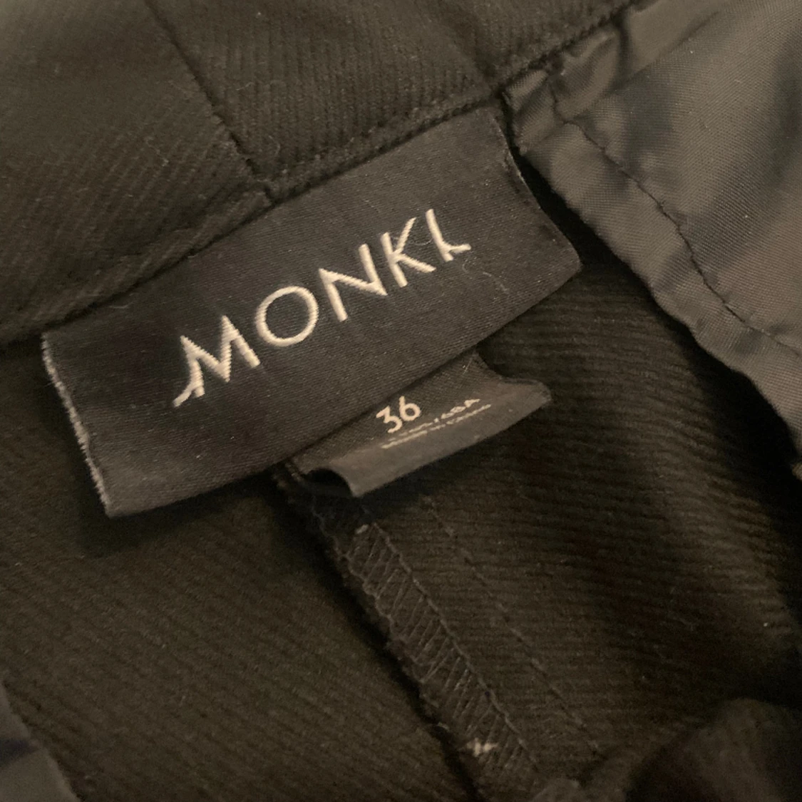 Svarta kostymbyxor  - 91