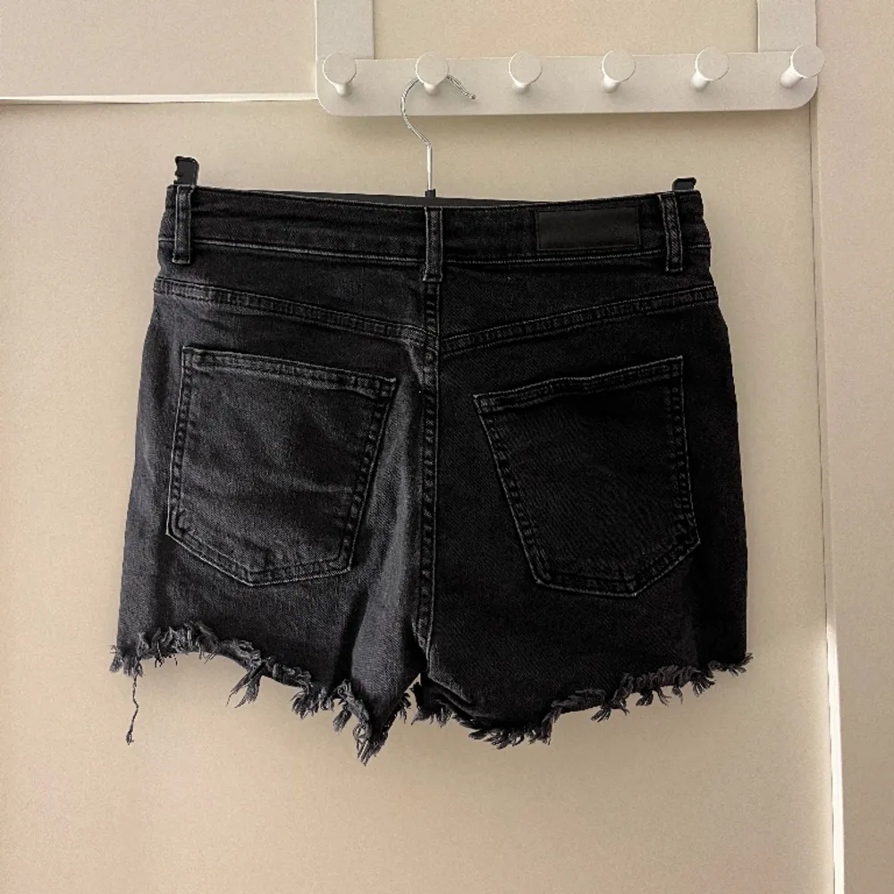 Svarta jeansshorts från BikBok. Använda ett fåtal ggr. Strl S✨. Shorts.