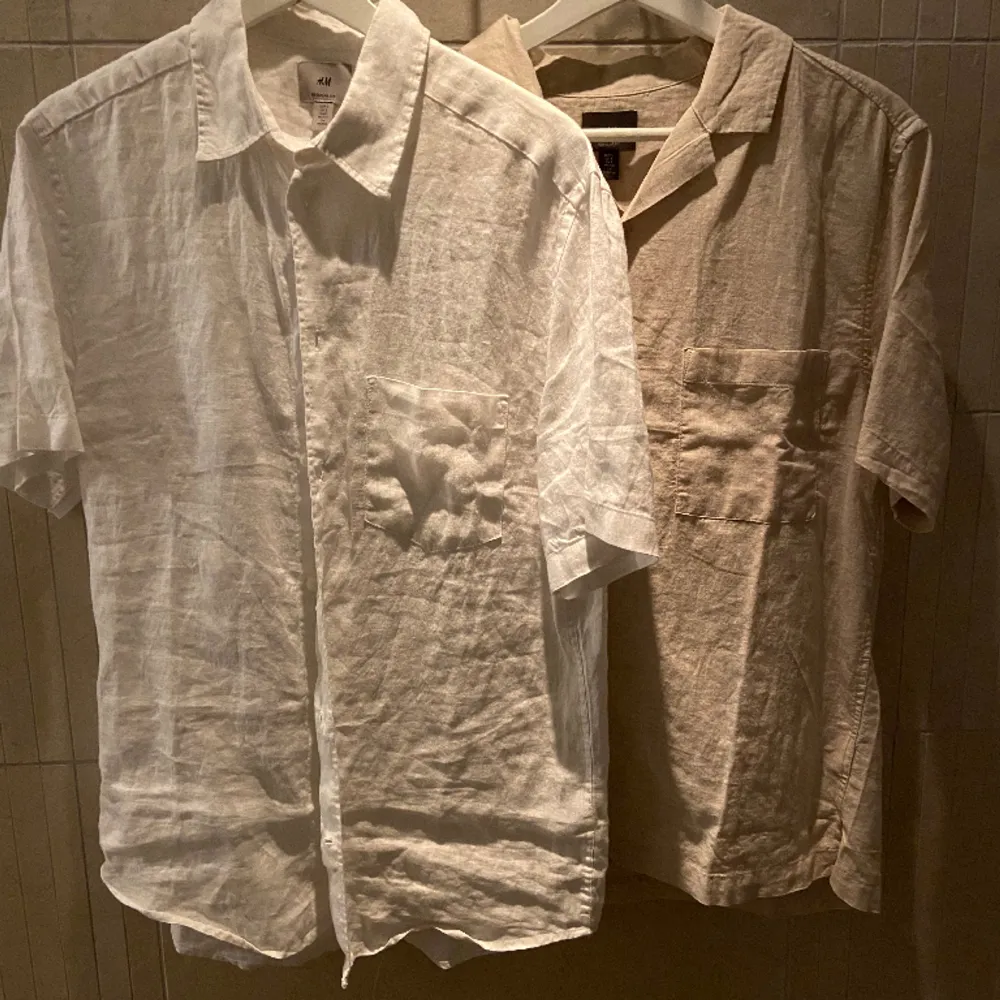 Säljer två stycken lika dana linne skjortor båda s men olika färger (vit o beige) säljer dom tillsammans för 350 men kan fixa om man bara vill ha en av dom. Så gott som oanvända.. Skjortor.
