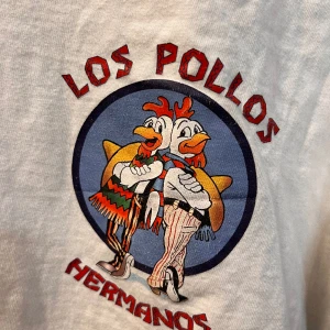 Breaking bad T-shirt / Los pollos hermanos  - Köpte den för ett tag sedan använd 6 gånger ksk. Inga defekter förutom lite slitet tryck. Tveka inte att skriva till mig vid minsta fråga😁