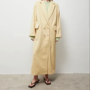 Kappa från Brixtol Textiles - Använd 2 ggr, kostar 4299 i nypris. Det är kashmir i så den är supermjuk. Väldigt oversized och boxig😍.