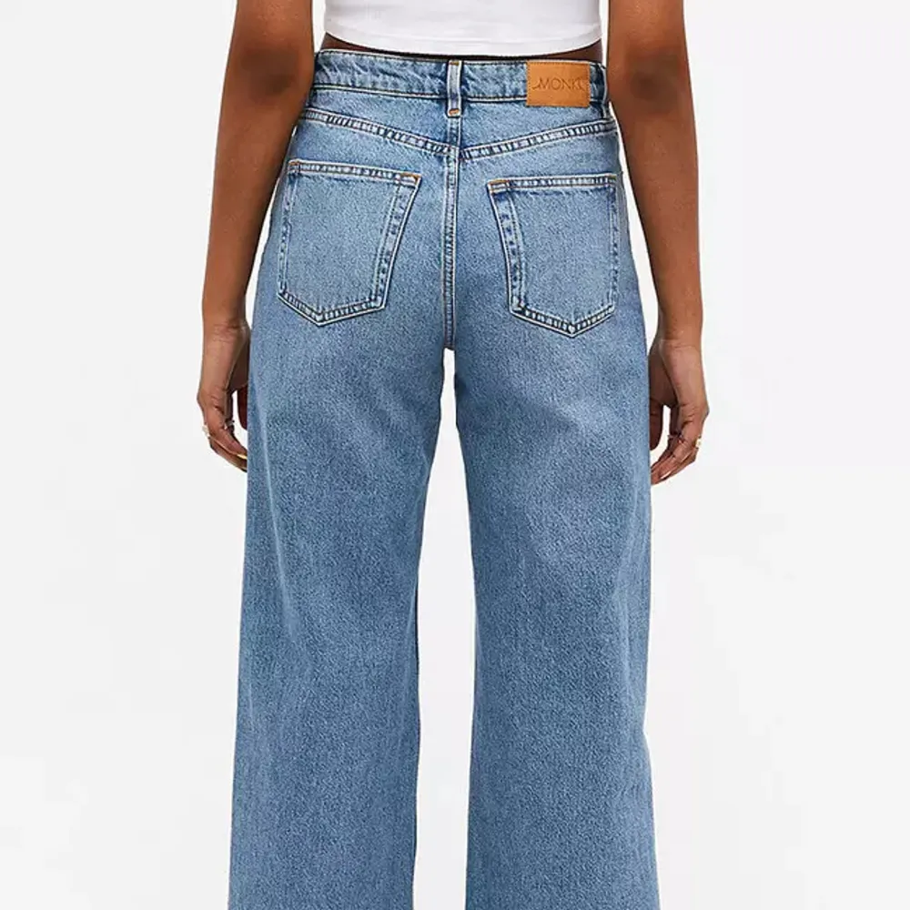 Blåa Yoko jeans ifrån monki, sälja då de knappt kommit till användning. Säljare även fler liknande jeans💕. Jeans & Byxor.