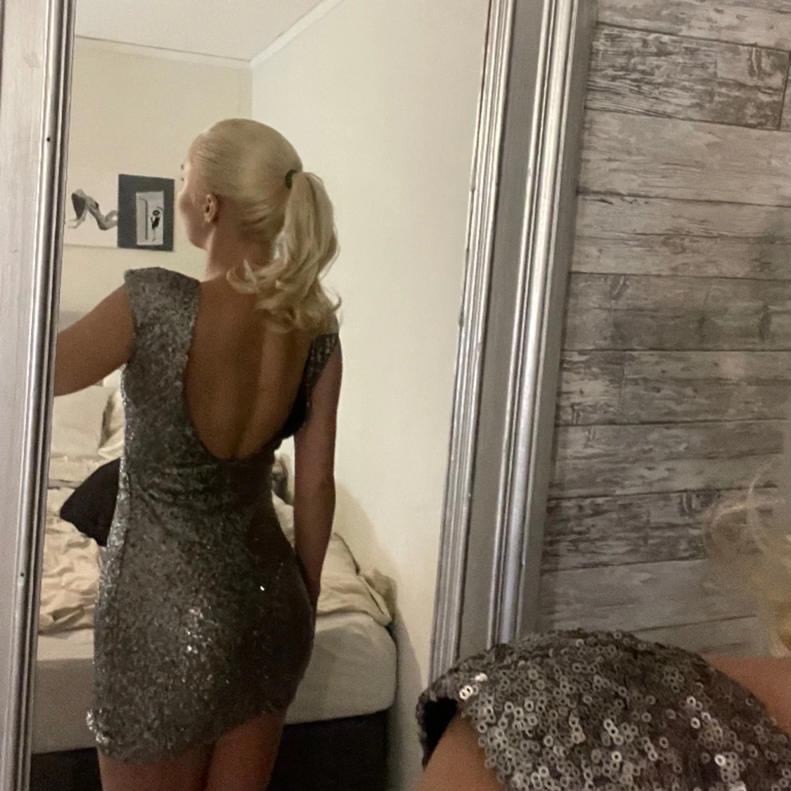 Glittrig klänning med öppen rygg - 90