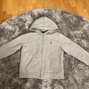 Polo Ralph lauren zip tröja - En grå polo zip upp i storlek xs (vuxen)