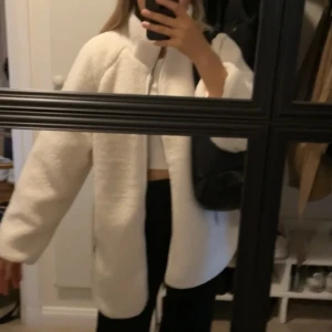 Teddy jacka - Säljer denna snygga Teddy jacka pga att den ej kommer till användning, den är som i nyskick!  Nypris 600