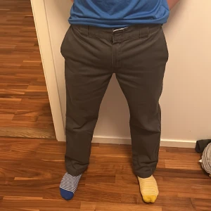 Dickies jeans (slim straight) - Säljer nu mina jeans för dom inte riktigt är min stil nu. Är 183 och dom passar bra perfekt lite loose fast samtidigt lite slim som dom ska vara. Dom är i bra skick inga skador. Pris kan diskuteras, ordpris 799.