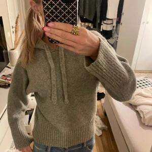 Stickad hoodie - Säljer denna jättefina stickade hoodien från zara för att jag inte tycker den passar mej så bra 🙏 använd 1 gång så bra skick, pris kan diskuteras 