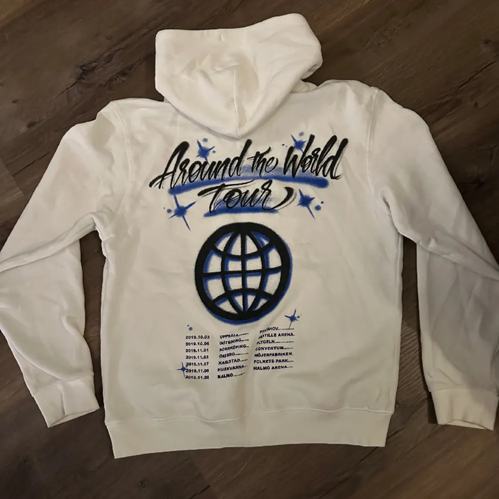 Funderar på att sälja min hov1 hoodie från ”around the world tour”. Nypris 600kr. Pris kan diskuteras🫶Helt som ny🥰. Hoodies.