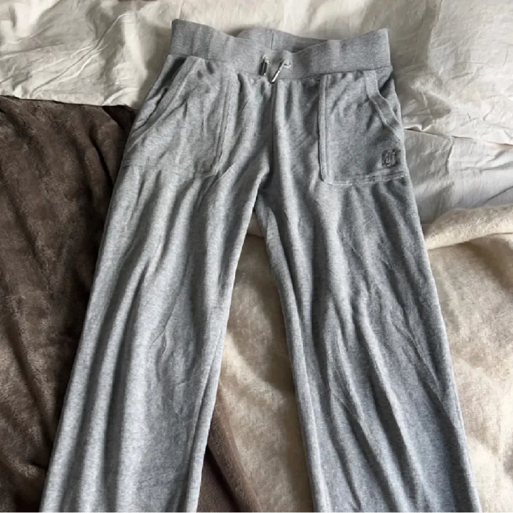 Säljer mina gråa juicy couture byxor då dom inte kommer till användning längre och är lite korta för mig som är 172. Dom är i bra skick och inga märken osv.. Jeans & Byxor.