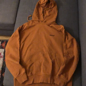 Levis hoodie - Säljer en Levis hoodie som inte används, i nästan som nytt skick! Size M med en sjön passform. För mer bilder eller frågor så är de bara att skriva✌🏼