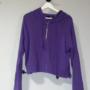 Cropped sip up hoodie  - En lila Cropped hand sipup hoodie. Hoodien är i ett väldigt lätt och stretchigt materiall. Väldigt sval å skön att ha på sommaren 