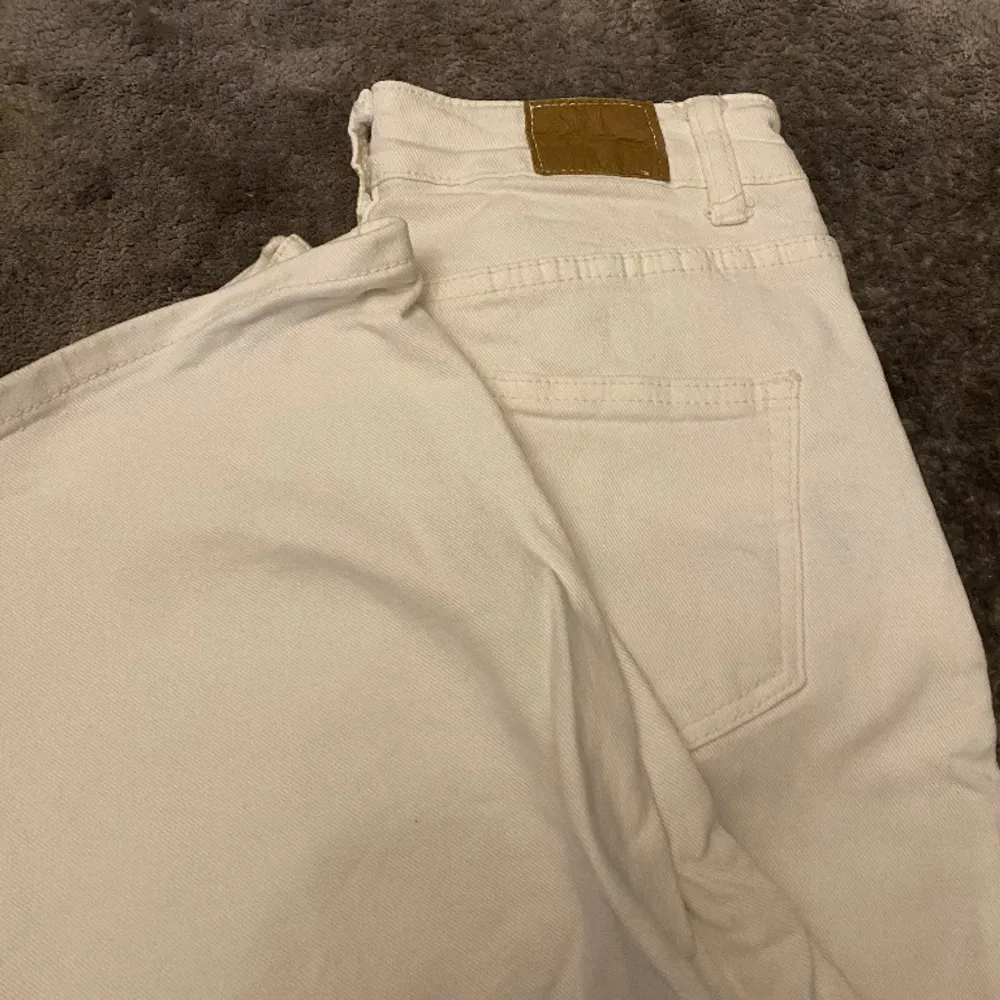 Säljer dessa as snygga vit  straight jeans, nästan lite baggy men såklart beror det på kroppsform också. Köptes i Italien och därmed vet jag inte exakt vilket märke det är! . Jeans & Byxor.