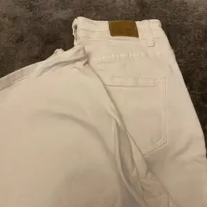 Säljer dessa as snygga vit  straight jeans, nästan lite baggy men såklart beror det på kroppsform också. Köptes i Italien och därmed vet jag inte exakt vilket märke det är! 