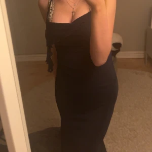 nyårs klänning - hade denna på nyår, den går snett nertill knäna, och har volang där nere! köpt för 300kr