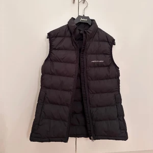 Peak Performance Väst - Säljer Peak performance väst, använd max 3 ggr. Som ny🥰🥰🤍 Köpte för 2000kr, mitt pris 600kr 🤍