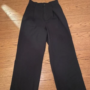 Kostymbyxor  - Högmidjade kostymbyxor från zara🩷