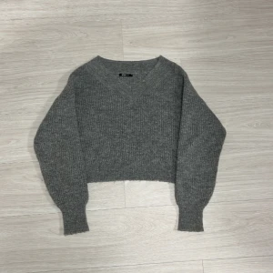 Grå stickad tröja  - Säljer denna stickade tröjan från gina. Superbra skick🩷 köparen står för frakten