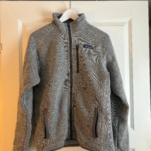 Patagonia Fleece - En Patagonia fleece som är använd en halv vinter.  Väldigt svår att få tag i storlek S.