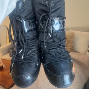 Moonboots 35-38 - Svarta moonboots i storlek 35-38. Väldigt bra skick. Enda slitaget är i bak på skorna som man ser på sista bilden. Oroligt varma och mysiga. Pris kan diskuteras. Kostar 2.395kr på Zalando - Icon Glance