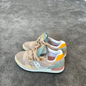 Saucony shadow 5000 - Köpta från COS hemsida, men tyvärr för små för mig och returtid har gått ut. Superfina och bra kvalite, helt oanvända såklart. I storlek 37, har tyvärr inte kvar originalboxen dock💓💓💓Kan absolut diskutera pris vid snabb affär