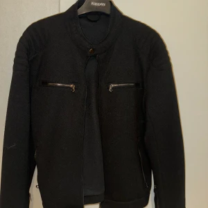 Kavaj  - Fin svart kavaj för herr i tjockare material från zara 