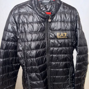 Armani unisex jacka  - Armani bästsäljare jacka som passar både till herr och dam i väldigt bra skick.   Ny pris: runt 1800-2000kr 