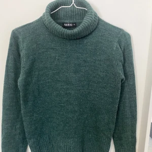 Stickad tröja - Supersnygg mörkgrön tröja! Tidigare köpt på Sellpy för 320kr då den knappt är använd samt i bra skick 💕