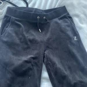 Juicy couture byxor - Säljer mina juicy byxor då dem ej anväbds längre dem är som ny skick alla stenar kvar och fortfarande bra i materialet! Köpt på NK för 1.095kr ungefär minns inte riktigt. Priset går att diskutera! 💓