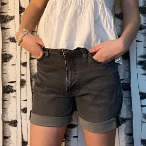 Svarta jeansshorts - Svarta/grå jeansshorts i en mer mom fit köpta på Cubus. Perfekta nu till sommaren🌷💕