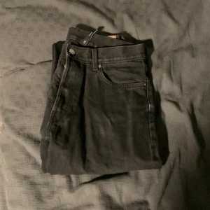 Weekday spaced  - Svarta weekday spaced. Lite skön wear and tear på dem men endå bra skick. St 31 tror jag